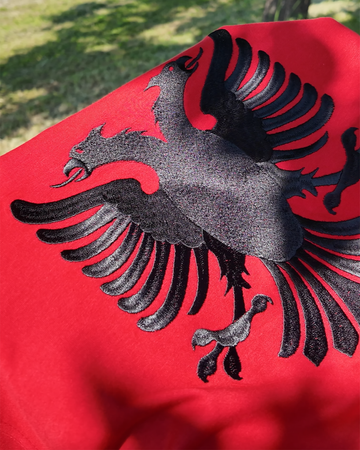 Shqiponja e qendisur Red
